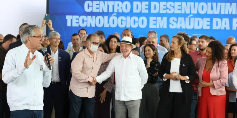 Rio de Janeiro (RJ), 23/05/2026 - O ministro da Saúde, Alexandre Padilha, fala durante inauguração das novas instalações do Centro de Desenvolvimento Tecnológico em Saúde (CDTS/Fiocruz), o lançamento do Centro de Desenvolvimento e Produção de Terapias CAR-T e a entrega de 42 veículos do programa Agora Tem Especialistas-Caminhos da Saúde e do SAMU para o estado. Foto: Rovena Rosa/Agência Brasil