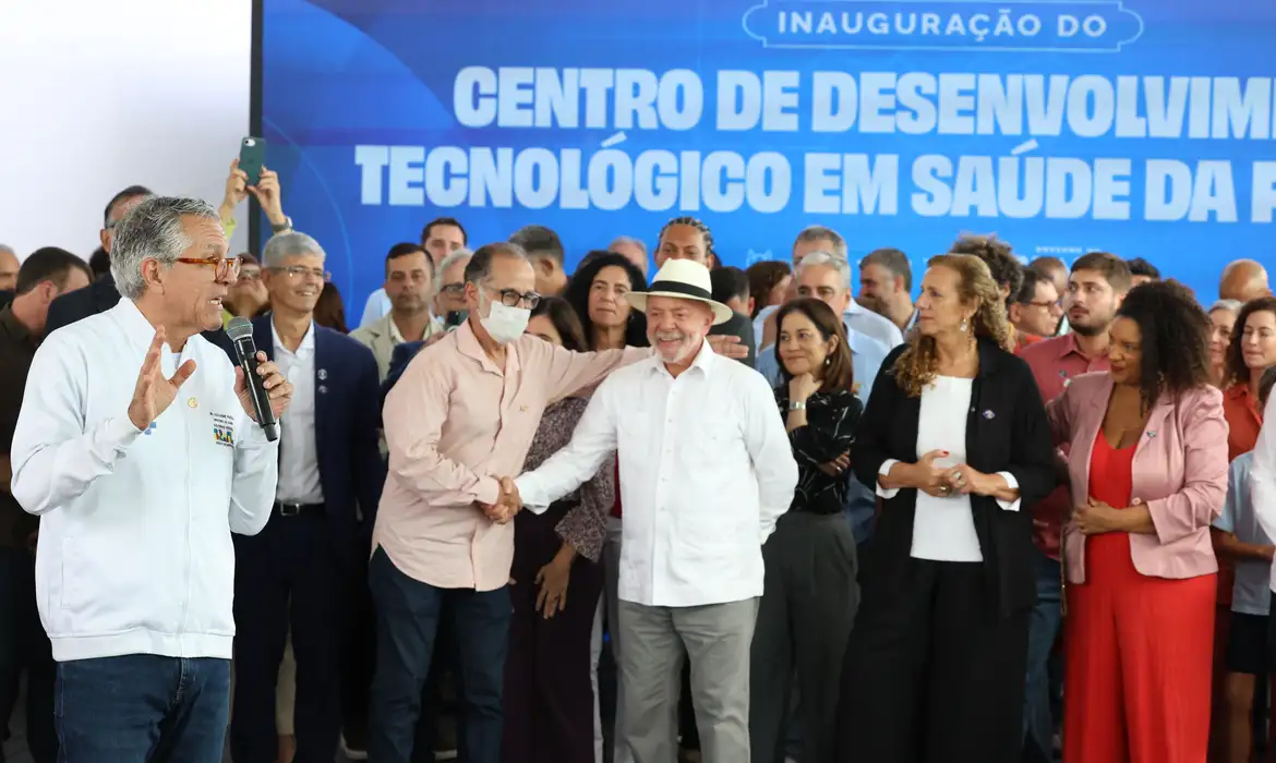Rio de Janeiro (RJ), 23/05/2026 - O ministro da Saúde, Alexandre Padilha, fala durante inauguração das novas instalações do Centro de Desenvolvimento Tecnológico em Saúde (CDTS/Fiocruz), o lançamento do Centro de Desenvolvimento e Produção de Terapias CAR-T e a entrega de 42 veículos do programa Agora Tem Especialistas-Caminhos da Saúde e do SAMU para o estado. Foto: Rovena Rosa/Agência Brasil