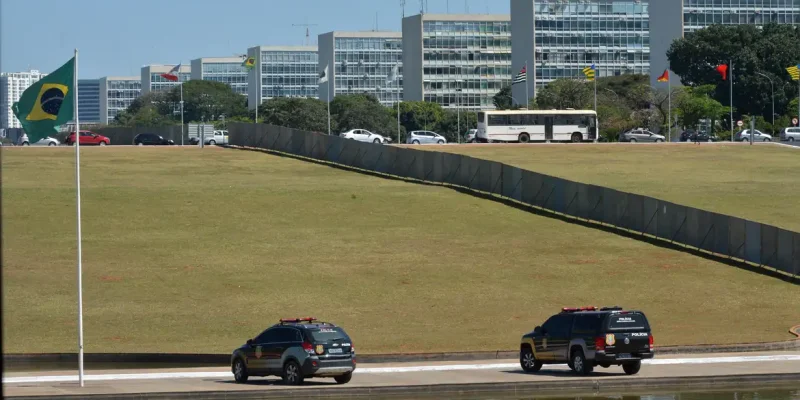 Brasília - Para evitar confrontos entre manifestantes pró e contra impeachment a Secretaria de Segurança Pública do Distrito Federal delimitou área na Esplanada dos Ministérios (José Cruz/Agência Brasil)
