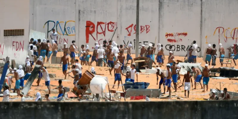 Natal - Policiais do Batalhão de Choque invadem a Penitenciária Estadual de Alcaçuz, no Rio Grande do Norte( Andressa Anholete/AFP/Direitos Reservados )