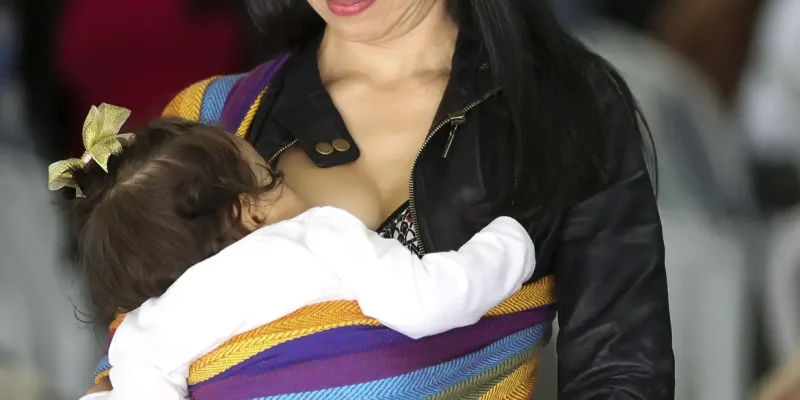 Brasília - Nádia Costa amamenta a filha Rafaela Costa. A secretaria de Saúde do DF e o Metrô-DF promovem atividades para incentivar a amamentação em público e estimular o aleitamento materno (Marcelo Camargo/Agência Brasil)