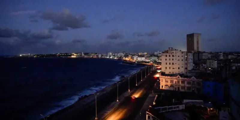Cars drive on Havana's seafront boulevard Malecon as the country's electrical grid collapsed again on Sunday, according to Cuba's energy and mines ministry, in the latest setback to the government's efforts to restore power to the island, in Havana, Cuba October 20, 2024. Reuters/Norlys Perez/Proibida reprodução