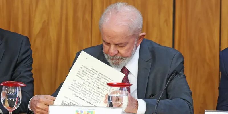 Brasília (DF), 17/06/2024 - O presidente Luiz Inácio Lula da Silva e o ministro da Justiça Ricardo Lewandowski durante cerimônia da assinatura de contrato que destina R$ 318,5 milhões do Fundo Amazônia para o fortalecimento do Plano Amazônia: Segurança e Soberania (AMAS), no Palácio do Planalto. Foto: Valter Campanato/Agência Brasil