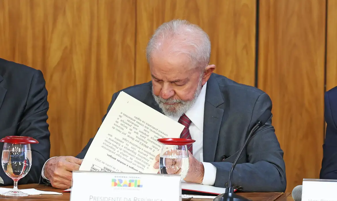 Brasília (DF), 17/06/2024 - O presidente Luiz Inácio Lula da Silva e o ministro da Justiça Ricardo Lewandowski durante cerimônia da assinatura de contrato que destina R$ 318,5 milhões do Fundo Amazônia para o fortalecimento do Plano Amazônia: Segurança e Soberania (AMAS), no Palácio do Planalto. Foto: Valter Campanato/Agência Brasil