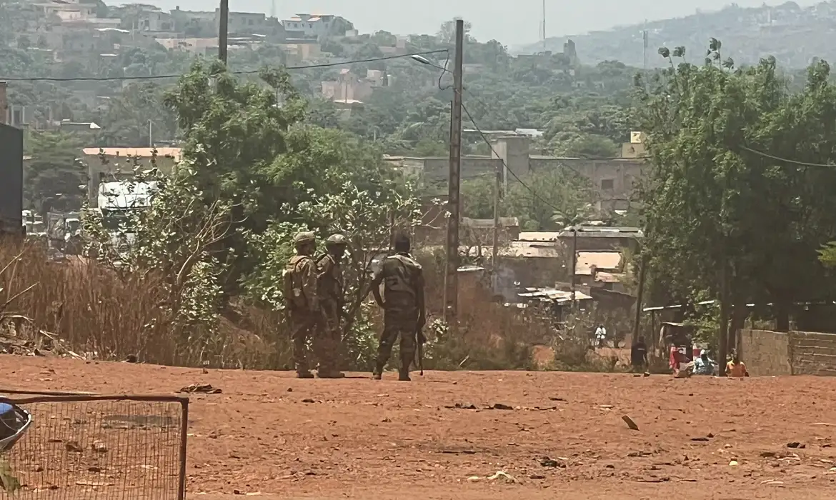 FILE PHOTO: Malian soldiers stand during a patrol following the attack on Mali's main military base Kati, outside the capital Bamako, in Kati, Mali, April 26, 2026. REUTERS/Stringer/File Photo