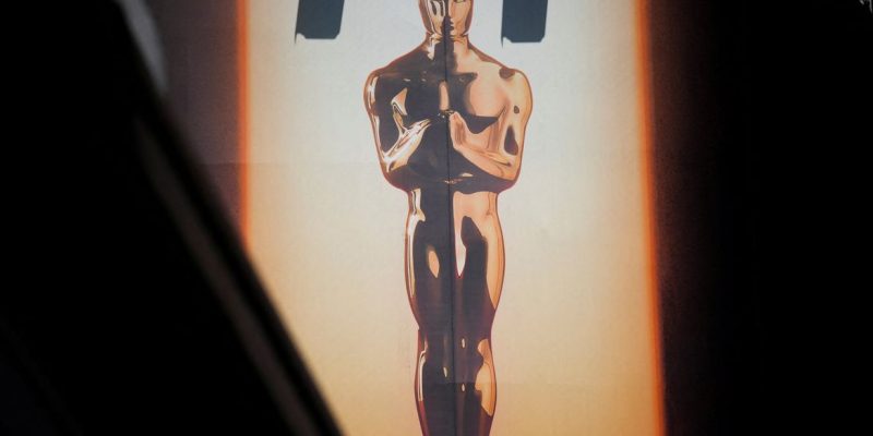 Um grande outdoor com uma estatueta do Oscar se ergue sobre a Hollywood Blvd enquanto trabalhadores se preparavam para o 98º Oscar em Los Angeles, Califórnia, EUA, em 9 de março de 2026. REUTERS/Daniel Cole