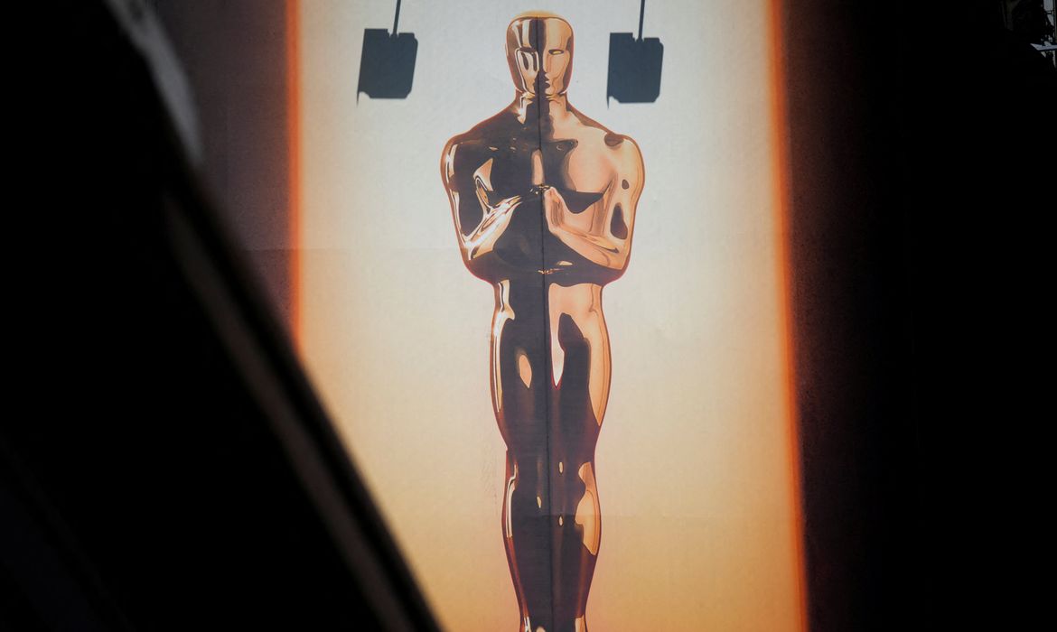 Um grande outdoor com uma estatueta do Oscar se ergue sobre a Hollywood Blvd enquanto trabalhadores se preparavam para o 98º Oscar em Los Angeles, Califórnia, EUA, em 9 de março de 2026. REUTERS/Daniel Cole