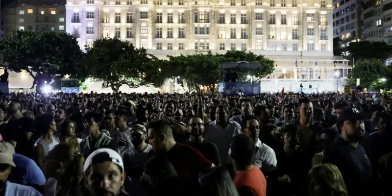Fans gather outside the hotel where Colombian singer Shakira is accommodated, ahead of her open concert on Copacabana Beach in Rio de Janeiro, Brazil, May 1, 2026. REUTERS/Ricardo Moraes