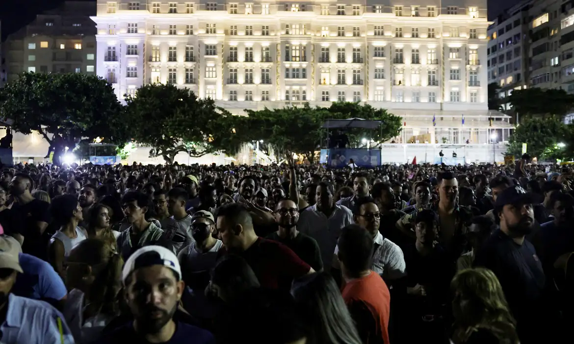 Fans gather outside the hotel where Colombian singer Shakira is accommodated, ahead of her open concert on Copacabana Beach in Rio de Janeiro, Brazil, May 1, 2026. REUTERS/Ricardo Moraes