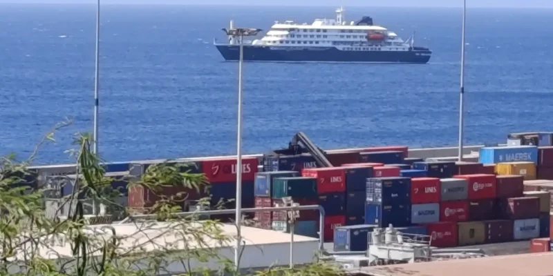 Navio de cruzeiro MV Hondius com casos suspeitos de hantavírus no porto de Cabo Verde
4 de maio de 2026
Foto tirada com um telefone celular 
REUTERS/Stringer