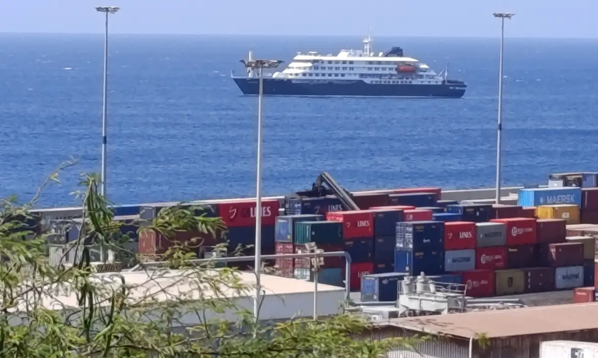 Navio de cruzeiro MV Hondius com casos suspeitos de hantavírus no porto de Cabo Verde
4 de maio de 2026
Foto tirada com um telefone celular 
REUTERS/Stringer