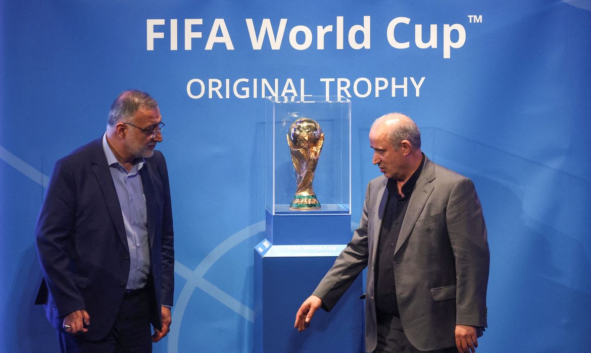 Presidente da Federação Iraniana de Futebol, Mehdi Taj, e o prefeito de Teerã, Alireza Zakani, ao lado do troféu da Copa do Mundo