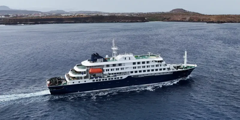 Visão de drone do navio de cruzeiro MV Hondius
 6 de maio de 2026    REUTERS/Stringer