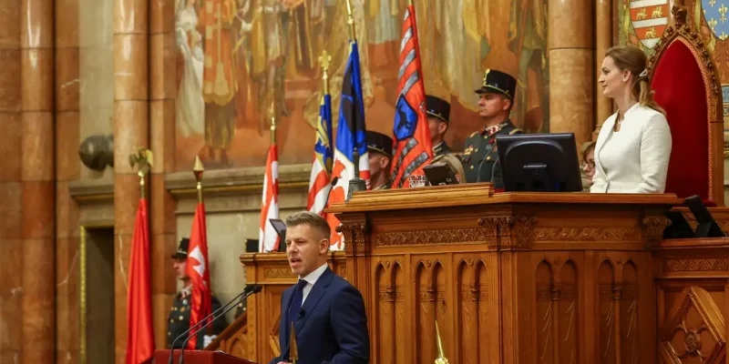 Peter Magyar discursa no Parlamento após se tornar o novo primeiro-ministro da Hungria
9 de maio de 2026
REUTERS/Bernadett Szabo
