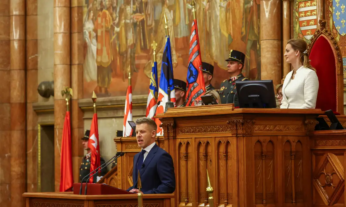 Peter Magyar discursa no Parlamento após se tornar o novo primeiro-ministro da Hungria
9 de maio de 2026
REUTERS/Bernadett Szabo