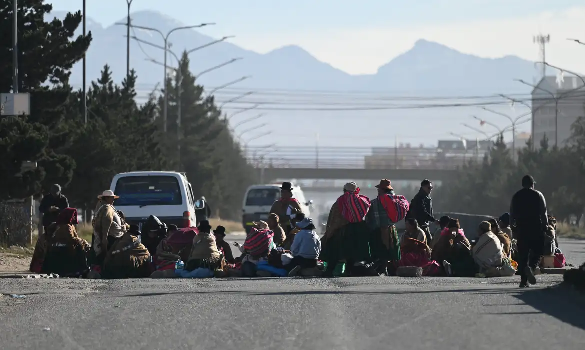 People block one of the entrances to the city of La Paz while demanding the resignation of President Rodrigo Paz amid an ongoing economic and fuel crisis, in El Alto, Bolivia, May 11, 2026. REUTERS/Claudia Morales