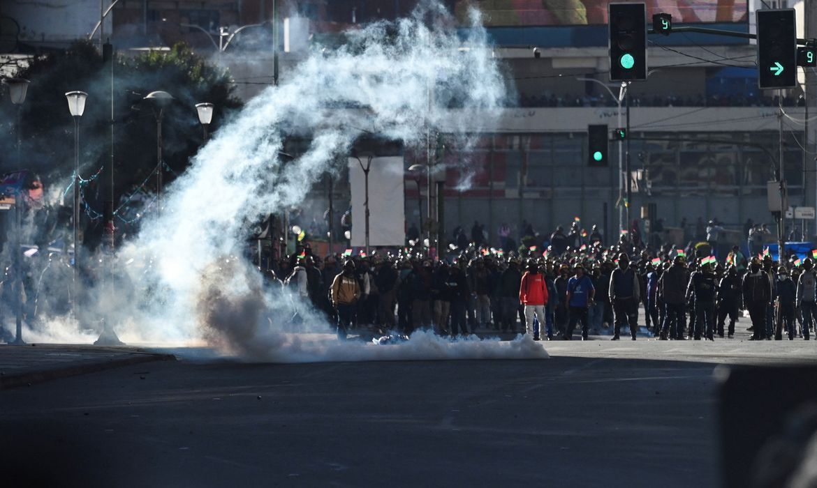 Demonstrators from mining unions face police forces as they protest against President Rodrigo Paz's government amid an ongoing economic and fuel crisis, in La Paz, Bolivia, May 14, 2026. REUTERS/Claudia Morales