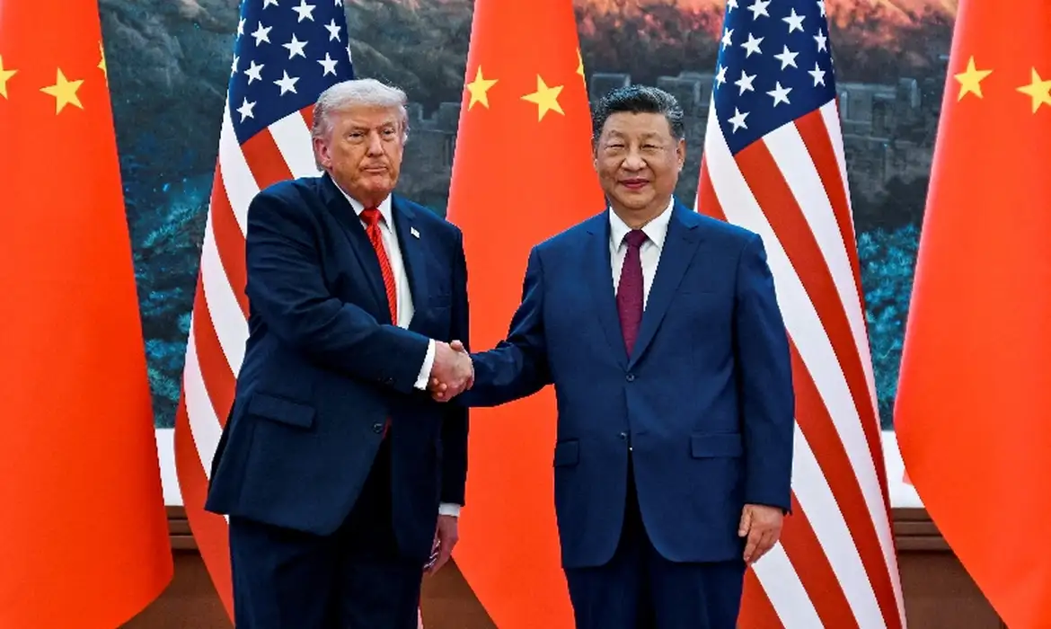O presidente dos EUA, Donald Trump, participa de eventos no Grande Salão do Povo e faz uma saudação com o presidente da República Popular da China, Xi Jinping, em 14 de maio de 2026, em Pequim, China, durante uma viagem focada em comércio, segurança regional e fortalecimento dos laços bilaterais entre as duas maiores economias do mundo. Kenny Holston/Pool via REUTERS/File Photo