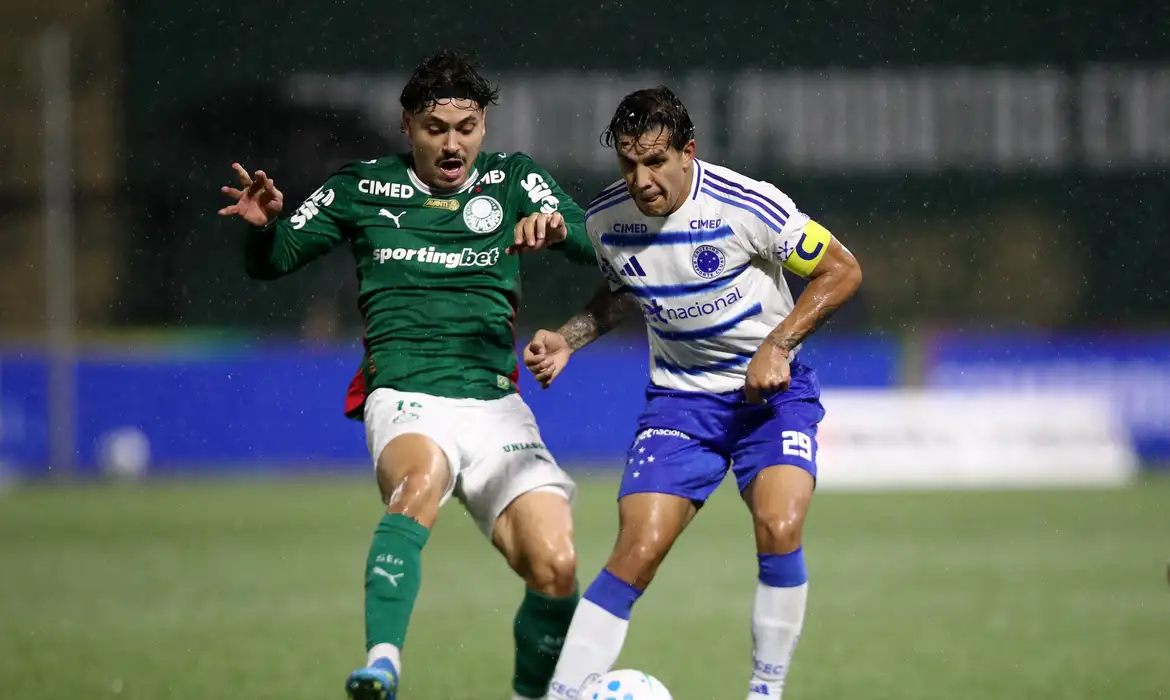 Soccer Football - Brasileiro Championship - Palmeiras v Cruzeiro - Allianz Parque, Sao Paulo, Brazil - May 16, 2026 Palmeiras' Mauricio in action with Cruzeiro's Lucas Romero REUTERS/Jean Carniel