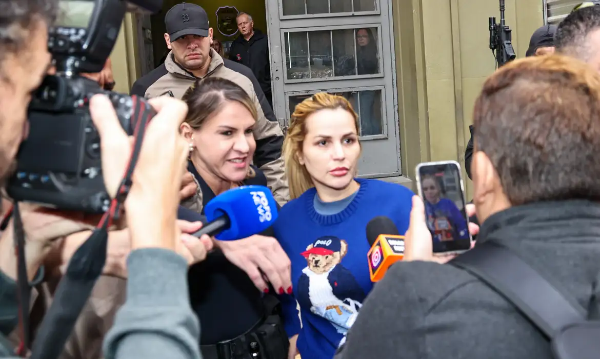 May 21, 2026, Sao Paulo, Sao Paulo, Brasil: Sao Paulo (SP), 05/21/2026 â€“ Police / Operation / Deolane Bezerra â€“ Influencer and lawyer Deolane Bezerra leaves the DHPP (Department of Homicides and Protection of Persons), in the central region of Sao Paulo, to the IML to undergo an examination, after being arrested during an operation investigating a money laundering scheme linked to the PCC, the court ordered the blocking of R$ 27 million in the influencer's assets this Thursday (21).(Foto: Leco Viana/Thenews2/Zumapress) (Credit Image: © Leco Viana/TheNEWS2 via ZUMA Press Wire)