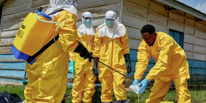Red Cross workers disinfect after handling the body of a person who died of Ebola, as aid agencies intensify efforts to contain a new Ebola outbreak involving the Bundibugyo strain, at the Centre Medical Evangelique (CME) in Hoho commune of Bunia, Ituri province, Democratic Republic of Congo, May 21, 2026. REUTERS/Gradel Muyisa Mumbere     TPX IMAGES OF THE DAY