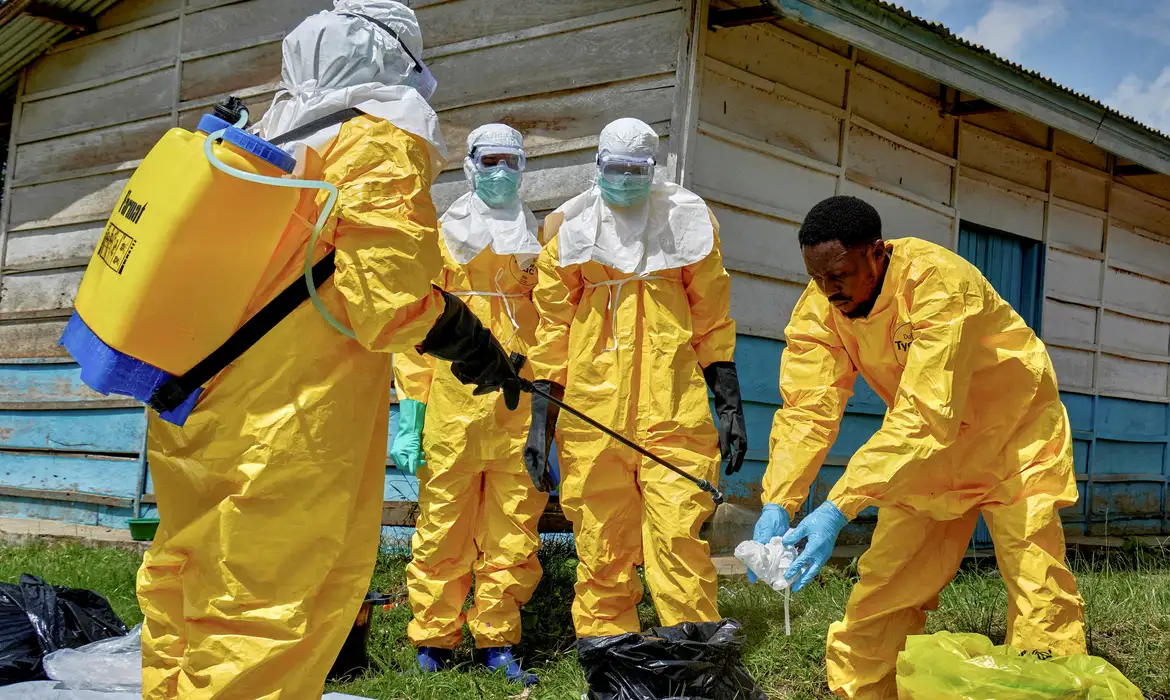 Red Cross workers disinfect after handling the body of a person who died of Ebola, as aid agencies intensify efforts to contain a new Ebola outbreak involving the Bundibugyo strain, at the Centre Medical Evangelique (CME) in Hoho commune of Bunia, Ituri province, Democratic Republic of Congo, May 21, 2026. REUTERS/Gradel Muyisa Mumbere     TPX IMAGES OF THE DAY