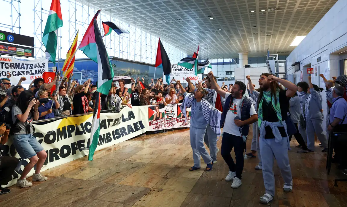 Spanish activists from the Gaza-bound Global Sumud Flotilla, detained by Israeli forces after their vessels were intercepted in international waters in the Mediterranean, arrive at Josep Tarradellas Barcelona-El Prat Airport, in Barcelona, Spain, May 23, 2026. REUTERS/Albert Gea     TPX IMAGES OF THE DAY