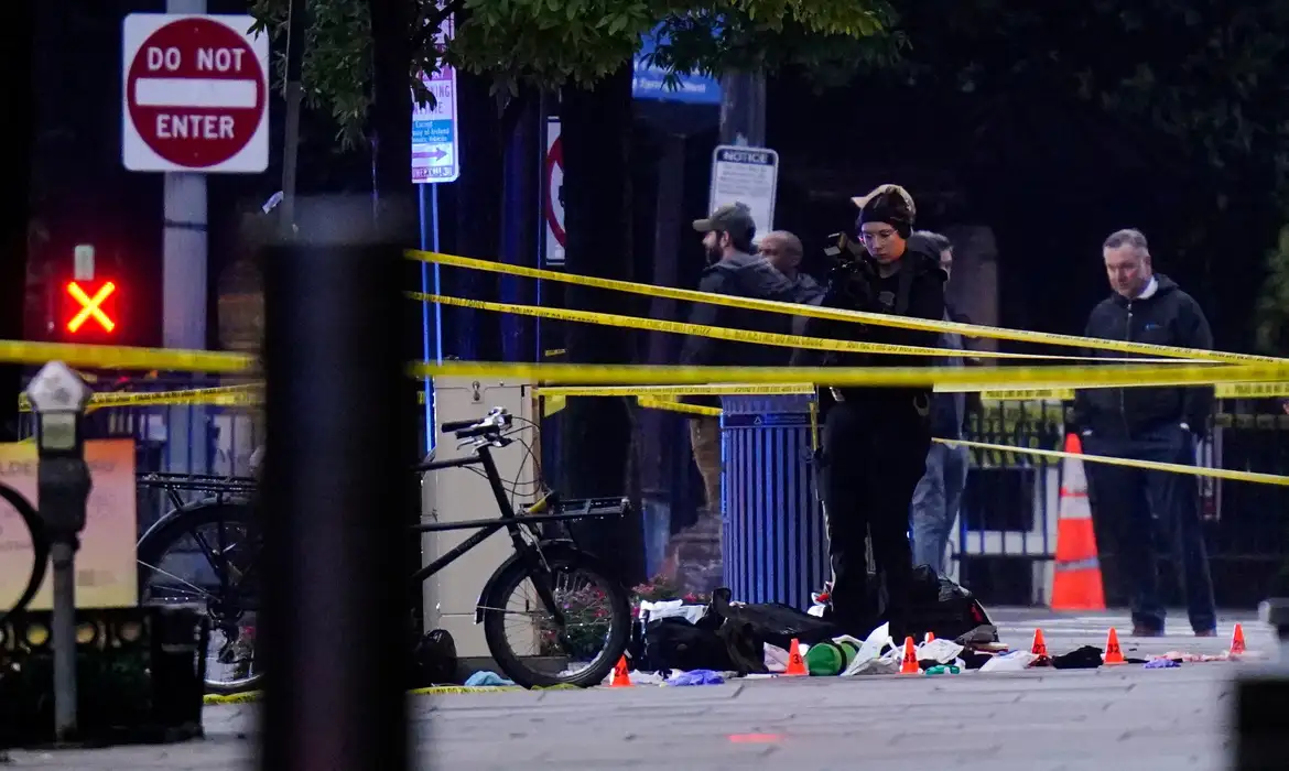 A member of law enforcement takes photographs in a cordoned-off area near the White House after a shooting incident in Washington, D.C., U.S., May 23, 2026. REUTERS/Nathan Howard     TPX IMAGES OF THE DAY