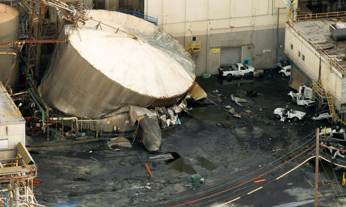 A drone view of a chemical tank after its rupture at the Nippon Dynawave Packaging pulp and paper mill in Longview, Washington, U.S., May 26, 2026. REUTERS/David Ryder     TPX IMAGES OF THE DAY