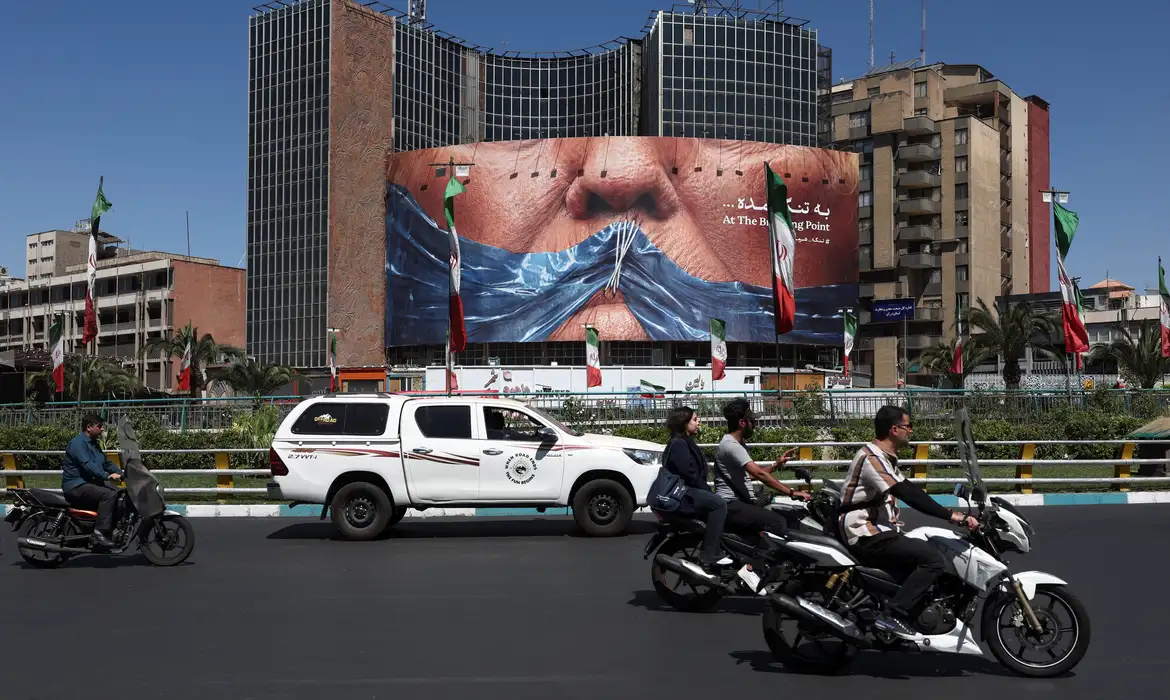 Pessoas passam por outdoor anti-EUA em Teerã
  25 de maio de 2026  Majid Asgaripour/WANA via REUTERS