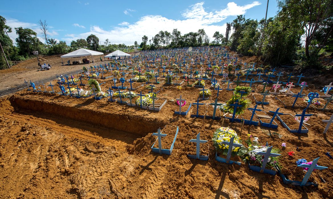 Manaus (AM) - Especial 3 anos de pandemia, Impactos da pandemia. Vista do cemitério de Tarumã na cidade de Manaus com várias covas de vitimas do covid-19. Foto: Alex Pazuello/Semcom/Prefeitura de Manaus