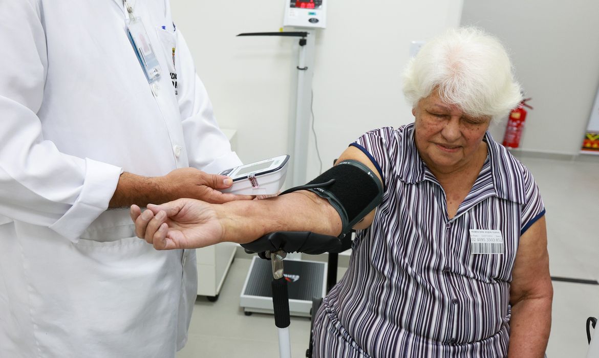 No Sistema Único de Saúde (SUS), a medicina se faz presente no detalhe: na escuta atenta, no toque seguro, na atenção aos idosos que carregam histórias e agora recebem cuidado. Foto: Prefeitura de SP/Divulgação