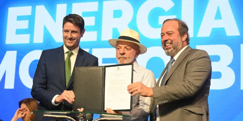 Brasília (DF), 08/05/2026 - Presidente da República, Luis Inácio Lula da Silva, e o ministro de Minas e Energia, Alexandre Silveira, durante cerimônia de Anúncios de Investimentos no setor de energia e Lançamento de Campanha (Sente a Energia). Foto: Ricardo Botelho/MME