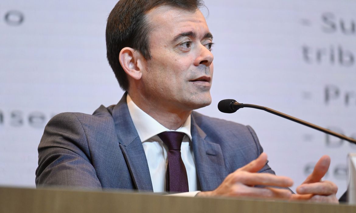 Brasília (DF), 13/05/2026 - Rogério Ceron, secretário-executivo do Ministério da Fazenda, fala durante coletiva para anunciar novas ações de enfrentamento aos efeitos da guerra sobre o setor de combustíveis no Brasil. Foto: Ricardo Botelho/MME