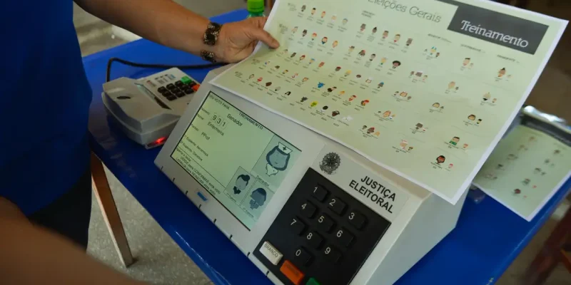 Tribunal Regional Eleitoral faz demonstrações da urna biométrica no fim de semana no Distrito Federal, para familiarizar o eleitor com a urna eletrônica (José Cruz/Agência Brasil)