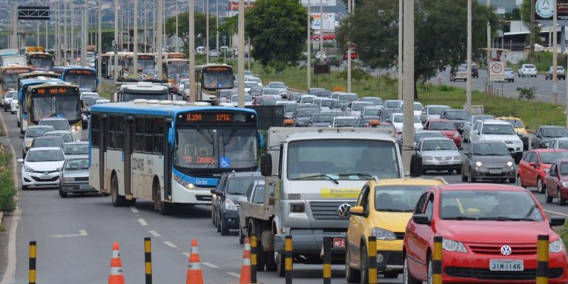 Moradores do Residencial Nova Jerusalém fazem protesto e fecham o Eixo Monumental. A manifestação causou um enorme congestionamento no trânsito da cidade (Antonio Cruz/Agência Brasil)