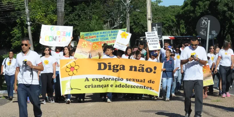 Em comemoração ao Dia Nacional de Combate à Exploração Sexual de Crianças e Adolescentes, comunidades da Candangolândia, Núcleo Bandeirante e Park Way, fazem caminhada pelas ruas da cidade (Antonio Cruz/Agência Brasil)