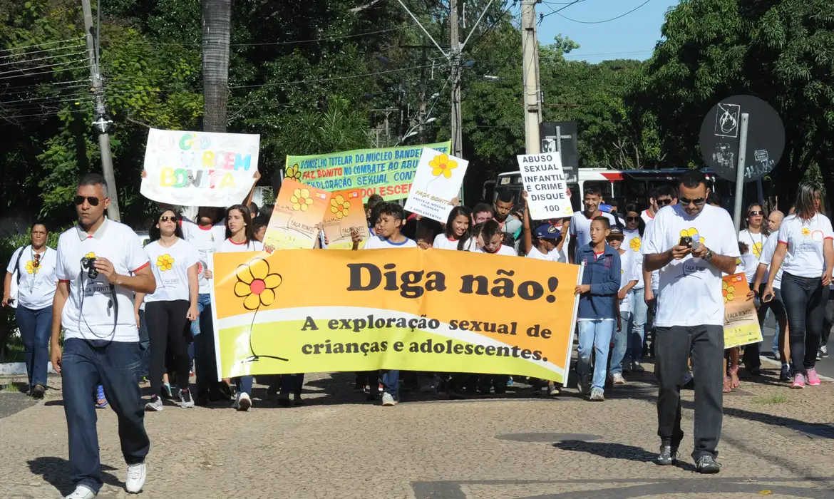 Em comemoração ao Dia Nacional de Combate à Exploração Sexual de Crianças e Adolescentes, comunidades da Candangolândia, Núcleo Bandeirante e Park Way, fazem caminhada pelas ruas da cidade (Antonio Cruz/Agência Brasil)