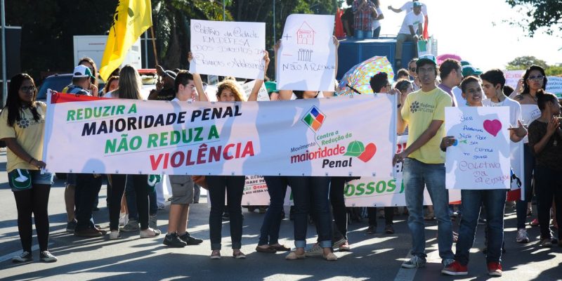Ativistas, conselheiros tutelares, coletivos, fóruns e organizações da sociedade civil participam de caminhada contra a redução da maioridade penal, na Esplanada dos Ministérios (José Cruz/Agência Brasil)