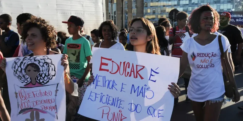 Ativistas, conselheiros tutelares, coletivos, fóruns e organizações da sociedade civil participam de caminhada contra a redução da maioridade penal, na Esplanada dos Ministérios (José Cruz/Agência Brasil)