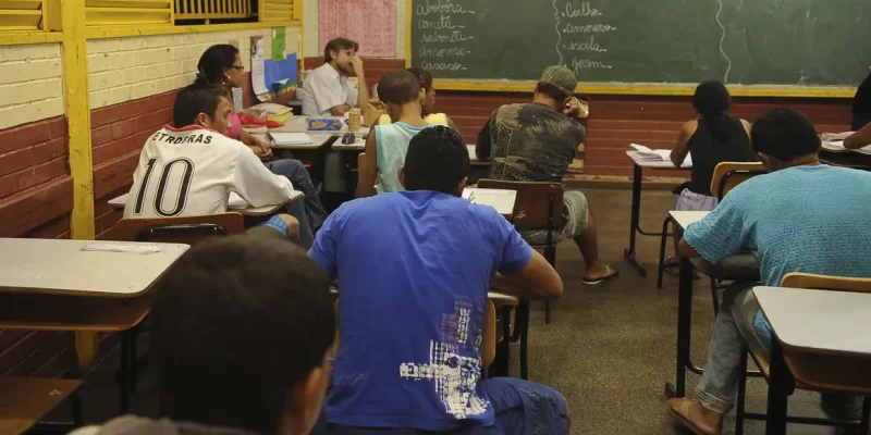 Aumenta número de jovens pobres que concluem o ensino médio