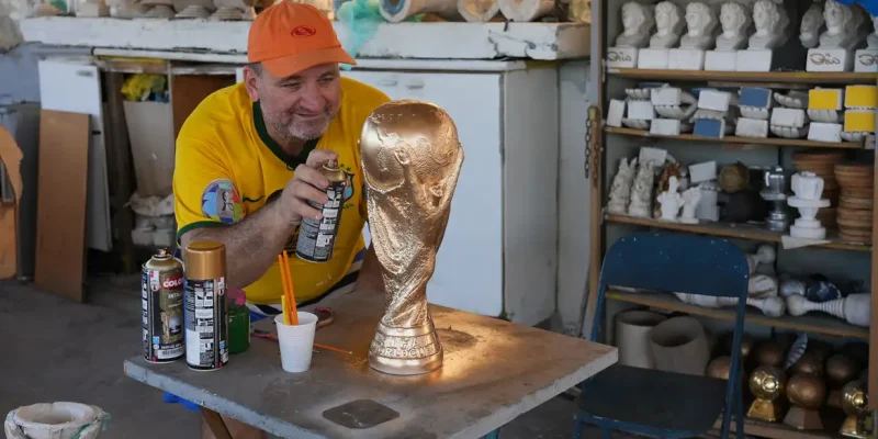 Artesão brasileiro faz réplicas do troféu da Copa do Mundo
 9 de maio de 2026    REUTERS/Sergio Queiroz