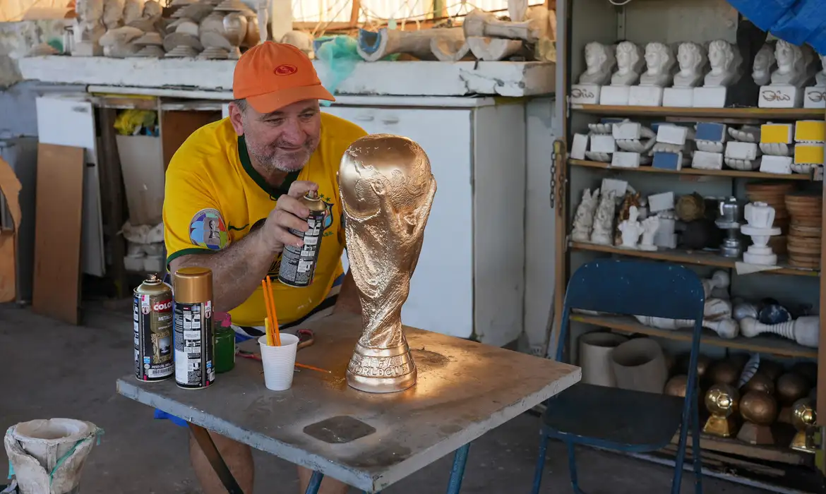 Artesão brasileiro faz réplicas do troféu da Copa do Mundo
 9 de maio de 2026    REUTERS/Sergio Queiroz