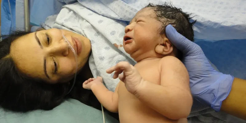 São Paulo (SP) - Pandemia fez aumentar preocupação com mortalidade materna - Debora lumy Watanabe com o filho Gabriel, nascido em 2022. -  Foto: Jas/Pixabay