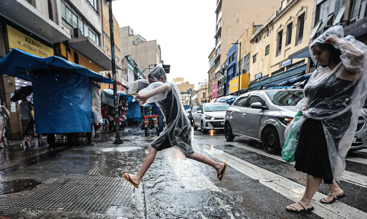 São Paulo (SP), 18/02/2025 - Calor de 35ºC e chuva forte a tarde no centro de São Paulo. Foto: Paulo Pinto/Agência Brasil