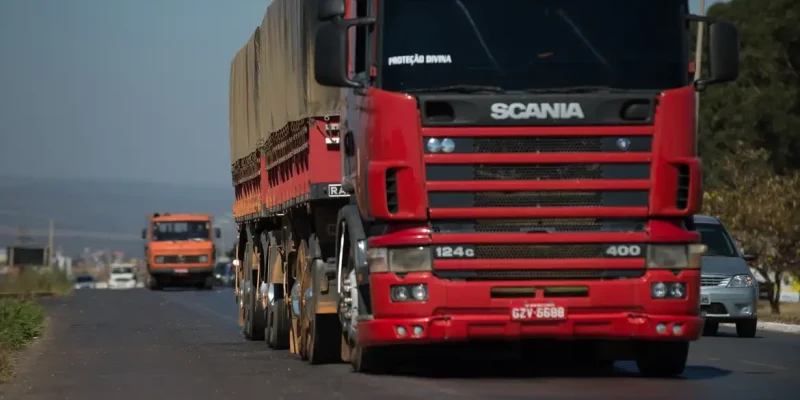 Caminhões trafegam pela BR-040