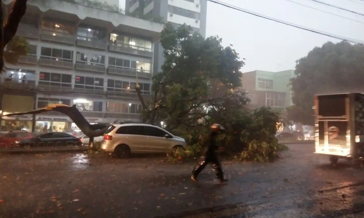 Forte tempestade de 20 minutos surpreende Belo Horizonte. Foto: Corpo de Bombeiros/Divulgação