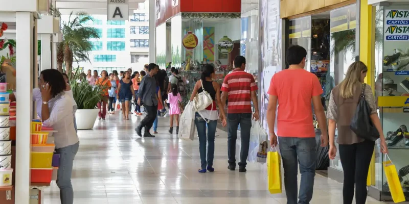 Shopping no centro de Brasília tem movimento intenso no último fim de semana antes do Natal