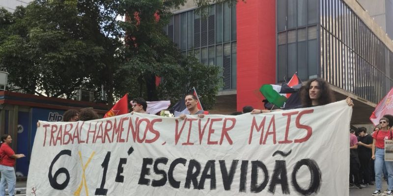 São Paulo (SP), 01/05/2025 – Movimentos sociais como o Mulheres em Luta, Marielle Vive, Luta Popular e Movimento Nacional de Lutas do Campo e da Cidade e entidades como a Central Sindical e Popular Conlutas realizam um dos atos organizados na capital paulista para marcar o Dia dos Trabalhadores e Trabalhadoras. Foto: Letycia Bond/Agência Brasil