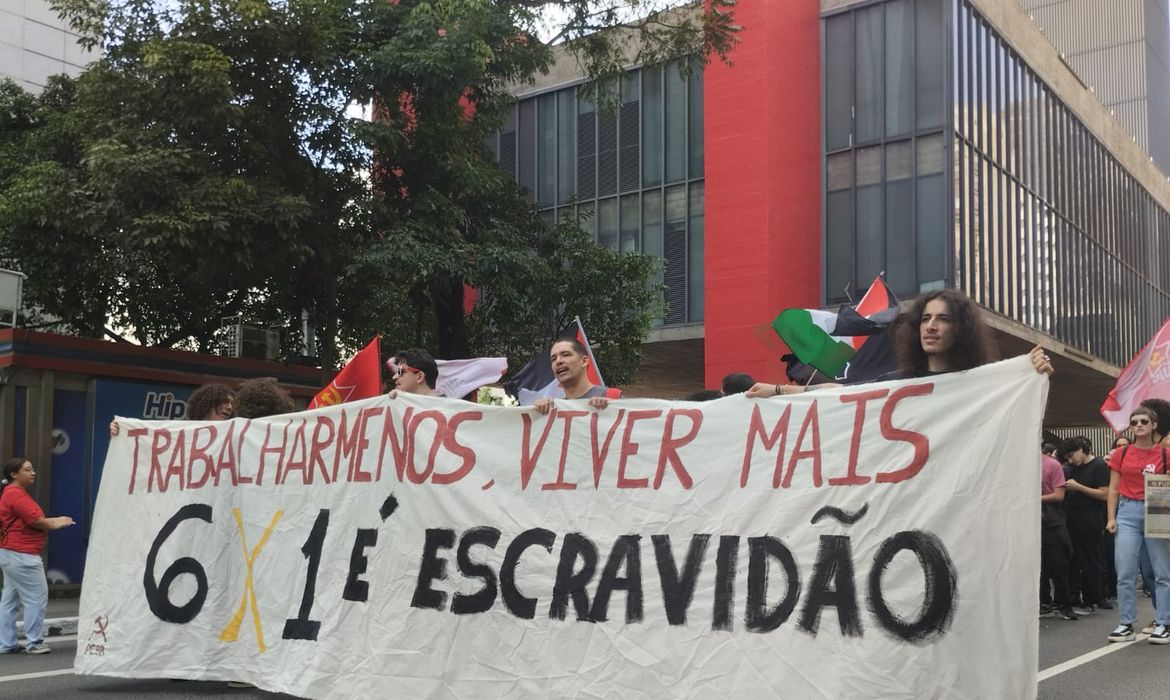 São Paulo (SP), 01/05/2025 – Movimentos sociais como o Mulheres em Luta, Marielle Vive, Luta Popular e Movimento Nacional de Lutas do Campo e da Cidade e entidades como a Central Sindical e Popular Conlutas realizam um dos atos organizados na capital paulista para marcar o Dia dos Trabalhadores e Trabalhadoras. Foto: Letycia Bond/Agência Brasil
